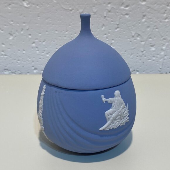 Wedgwood Blue Jasperware Small Lidded Pot with White Motif and Daisy Top - Picture 2 of 12